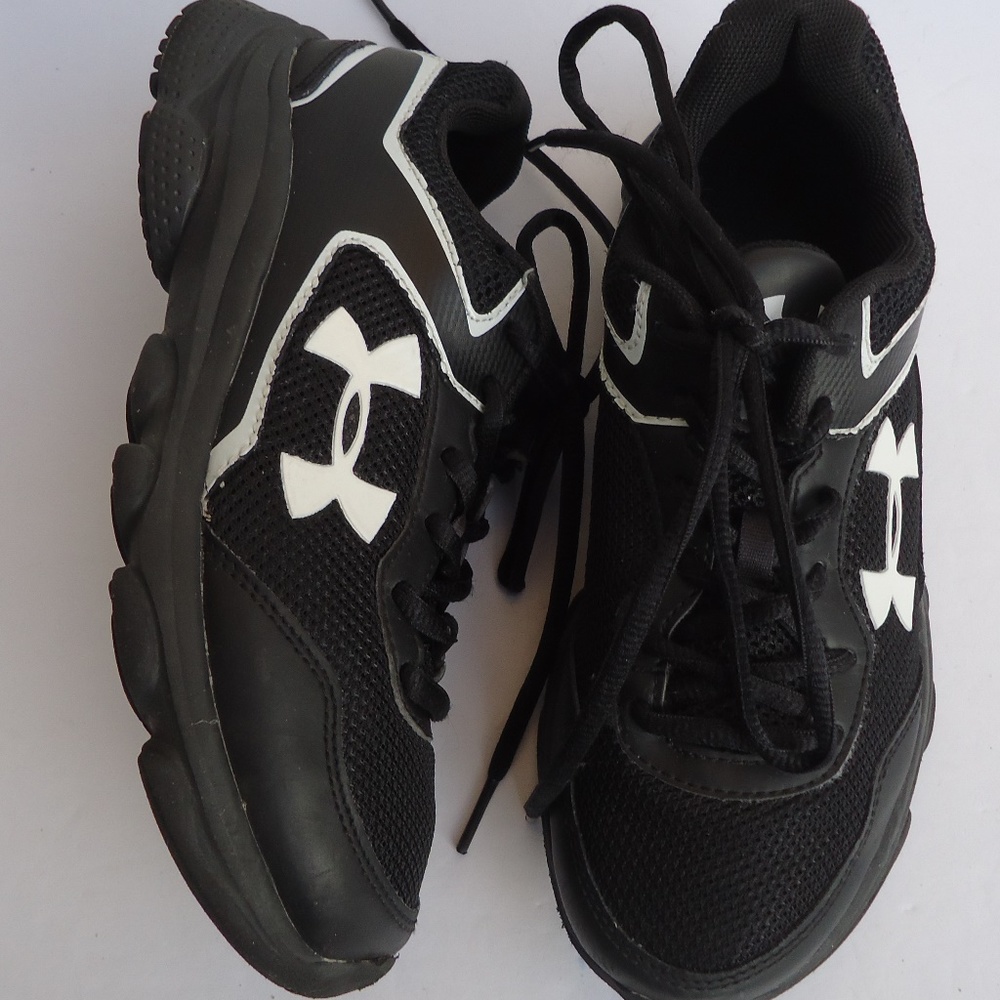 SIZE 3.5 Y. UNDER ARMOUR kid's running training sneakers shoes.